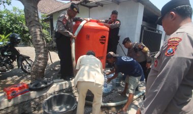 Atasi-Kekeringan,-Polres-Blitar-Kota-Salurkan-3.000-Liter-Air-Bersih-ke-Kelurahan-Sentul